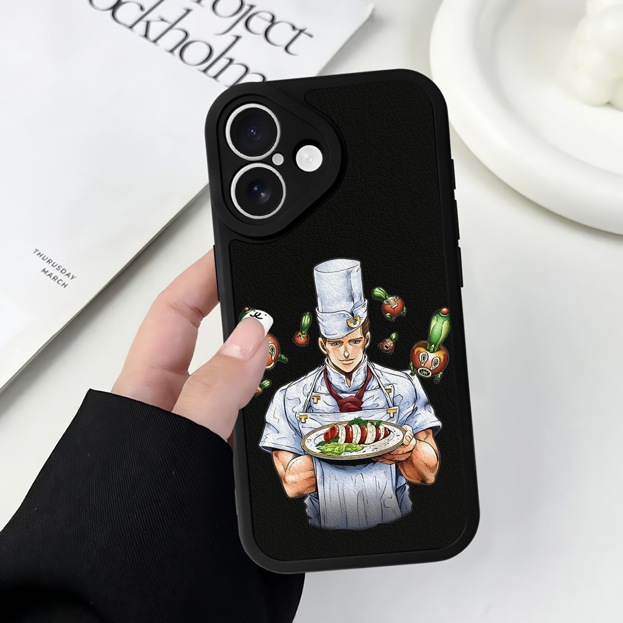 （画像用） ジョジョの奇妙な冒険 Tonio Trussardi JoJo's Bizarre Adventure トニオ?トラッサルディ 【iPhone 16シリーズ対応】シリコンスマホケース（レザー調） 材質：シリコン